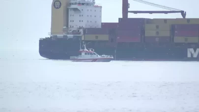 Bakırköy'de konteyner gemisi karaya oturdu