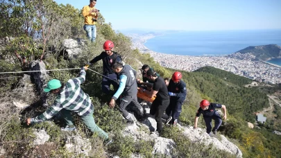 Alanya'da yamaç paraşütü kazası: Pilot kayalıklara düştü