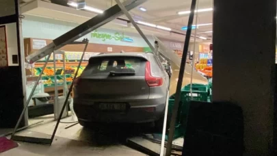 Kontrolden çıkan otomobil markete daldı