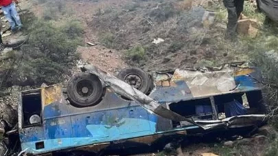 Bolivya'da iki yolcu otobüsünün çarpıştığı kazada 37 kişi öldü, 30 kişi yaralandı