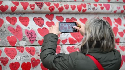 Londra'da koronavirüs kurbanları için anma duvarı oluşturuldu