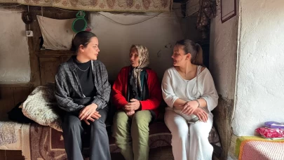 Antalya’da öğrenciler, yaşlı kadının evinin temizliğini üstlendi