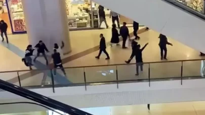 AVM'de bıçaklı kavga! Tekme ve yumruklar havada uçuştu