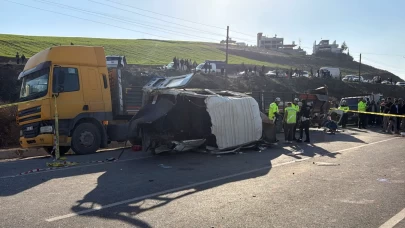 Antakya'da korkunç kaza: İşçi servisi tıra çarptı, ölü ve yaralılar var