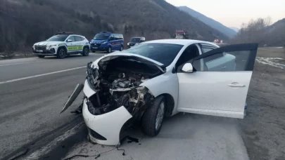 Sinop'ta iki otomobilin çarpışması sonucu 5 kişi yaralandı