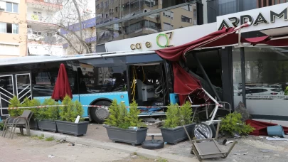 Antalya’da korkutan kaza: kontrolden çıkan otobüs, bir kafeye girdi