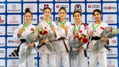 Milli judocular madalyaları topladı
