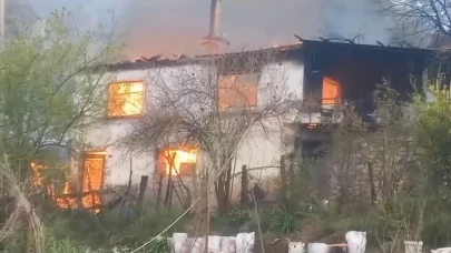 Isparta’da 2 katlı ev yangında küle döndü