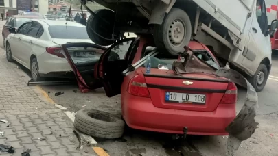 Otomobil park halindeki kamyonetin altına girdi: 3 yaralı