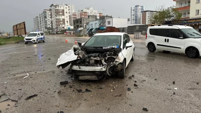 Adıyaman'da 2 araç çarpıştı: 3 yaralı