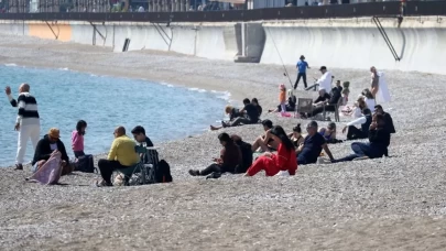Antalya'ya yaz geldi! Sahillere akın