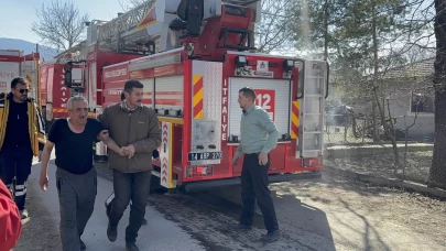 Bolu'da muhtarın evi yandı: Dumandan etkilenen muhtar tedavi altında