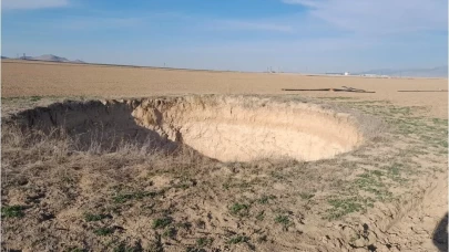 Konya'da bir obruk 8 metre çöktü