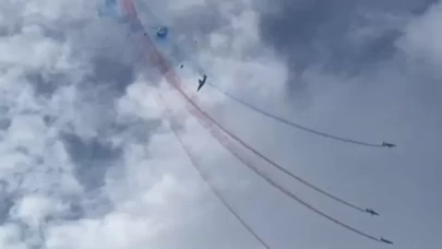 Fransa'da gösteri provası uçuşu yapan iki jet havada çarpıştı