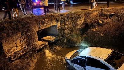 Sinop'ta feci kaza: Su kanalına devrilen otomobilde 4 yaralı