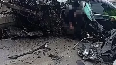 Lüks otomobil, otoyolda gişelere ok gibi saplandı: Karı-koca hayatını kaybetti