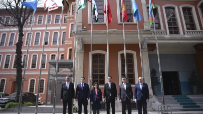 TDT'nin yenilenen bayrağı için İstanbul'da bayrak çekme töreni düzenlendi