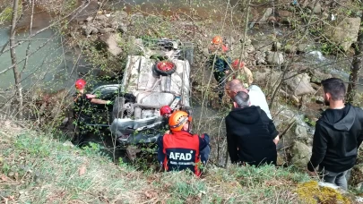 Düzce'de otomobil dere yatağına devrildi: 4 yaralı