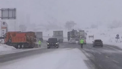 Erzincan'da kar yağışı hayatı felç etti!