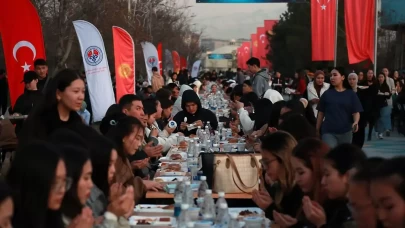 Kırgızistan'da Anadolu'nun sokak iftarı geleneği: 5 bin kişi iftarda buluştu!