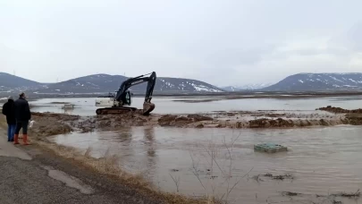 Bayburt'ta sağanak taşkınlara neden oldu, yollar kapandı