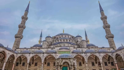 İstanbul'un Kalbinde Bir Estetik Harika: Sultan Ahmet Camii'nin Gizemli Yönleri
