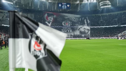 Beşiktaş tribünlerinde 122. yıl özel pankartı