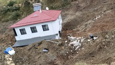 Artvin Hopa'da heyelan: 2 katlı ev 50 metre sürüklendi