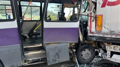 Hopa'da minibüs tıra çarptı: 12 yaralı
