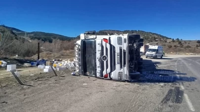 Çankırı'da devrilen tırın sürücüsü yaralandı