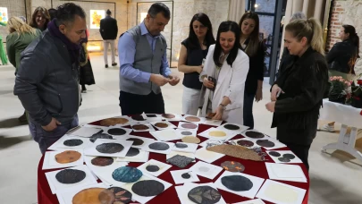 Kullanılmış çaydan elde edilen "vegan deri" eserler, ÖZ sergisinde tanıtıldı