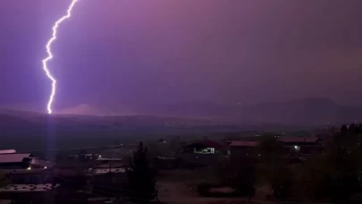 Diyarbakır'da şimşekler görsel şölen oluşturdu