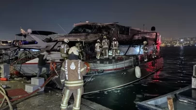 Fatih’te 2 teknede çıkan yangın paniğe neden oldu