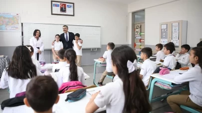 Bakan Tekin sınıf başkanı seçilen öğrencinin vaadini yerine getirdi