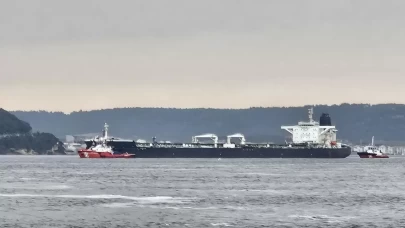 Çanakkale Boğazı'nda arızalanan tanker güvenli bölgeye demirletildi