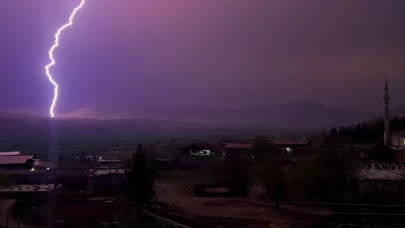 Diyarbakır'da şimşekler geceyi aydınlattı