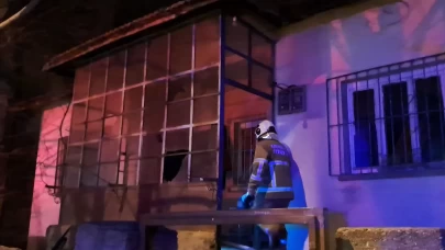 Kırıkkale'de ev yangını: 1'i itfaiye eri, 2 kişi hastaneye kaldırıldı