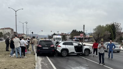 Çorum'da zincirleme trafik kazasında 4 kişi yaralandı