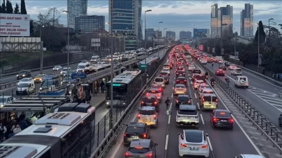 İstanbul'da akşam trafiği kabusa döndü! Yoğunluk yüzde 80'e çıktı!