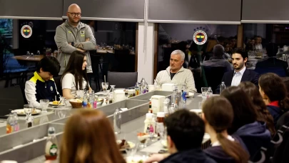 Jose Mourinho, bursiyer çocuklarla iftarda buluştu