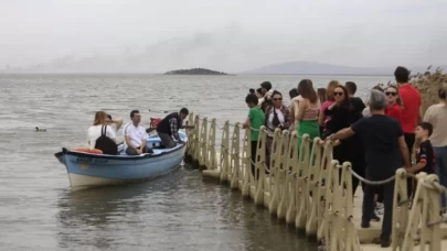 Yaren leyleğin geldiğini duyan, o köye akın etti