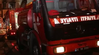 Hasarlı binanın bodrum katında yangın çıktı: Park halindeki araç zarar gördü