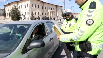 Trafik polislerinden 8 Mart jesti: Durdurulan kadın sürücülere hediye verildi