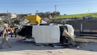 Hatay'da yolcu servisi park halindeki tıra çarptı: Çok sayıda ölü ve yaralı var