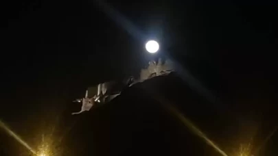 Van Kalesi ile dolunayın buluşması böyle görüntülendi