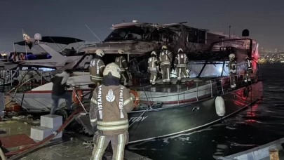 Fatih’te iki tekne alevler içinde kaldı, itfaiye ekipleri müdahale etti