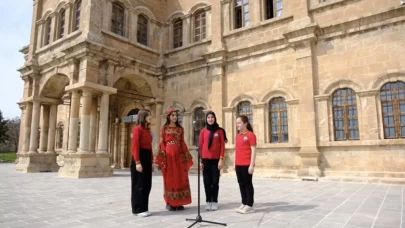Öğrenciler Mardin'in tarihi yerlerinde Çanakkale türküsünü seslendirdi