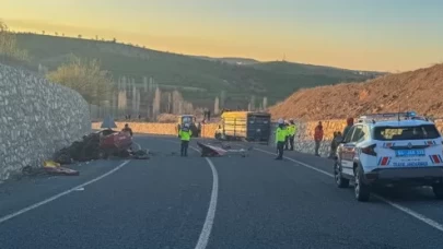 Uşak'ta kamyonetle çarpışan otomobildeki baba oğul öldü
