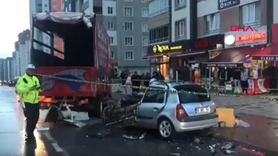 Kayseri'de feci kaza! Kamyona çarpan otomobildeki karı-kocayı ölüm ayırdı