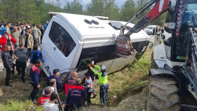 Osmaniye'de facia kıl payı atlatıldı: Midibüsteki 23 kişi traktör ve iş makinesiyle kurtarıldı